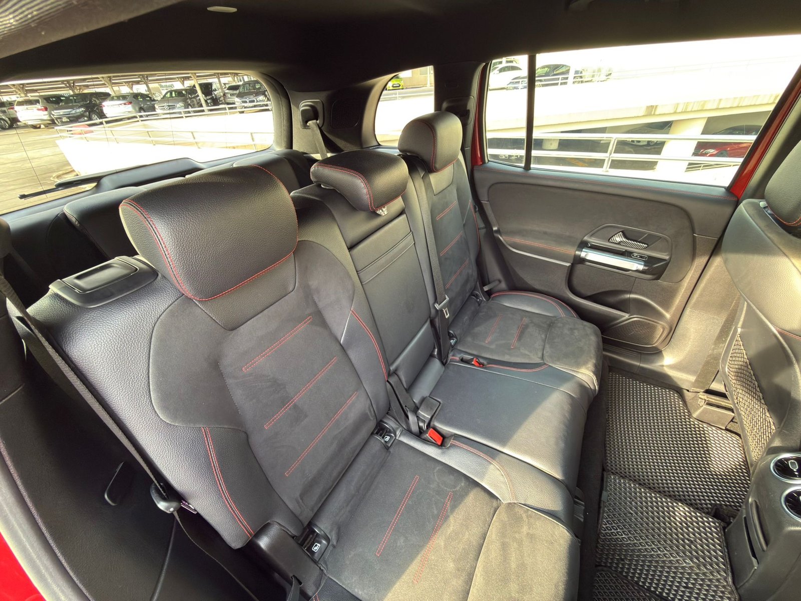 Mercedes-Benz GLB200 AMG Line photo 9